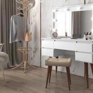 Penteadeira Strass com 05 gavetas, lampadas, espelho, banco com almofada, pés palitos em madeira e puxador cava.