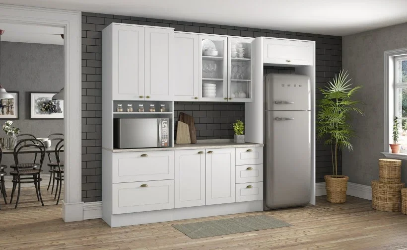 Cozinha completa aéreo com 5 portas de giro sendo 2 em vidro um aéreo com 1 porta basculante módulo com 2 gavetões um módulo com 2 portas de giro módulo com 3 gavetas 2 laterais para encaixe da geladeira.
