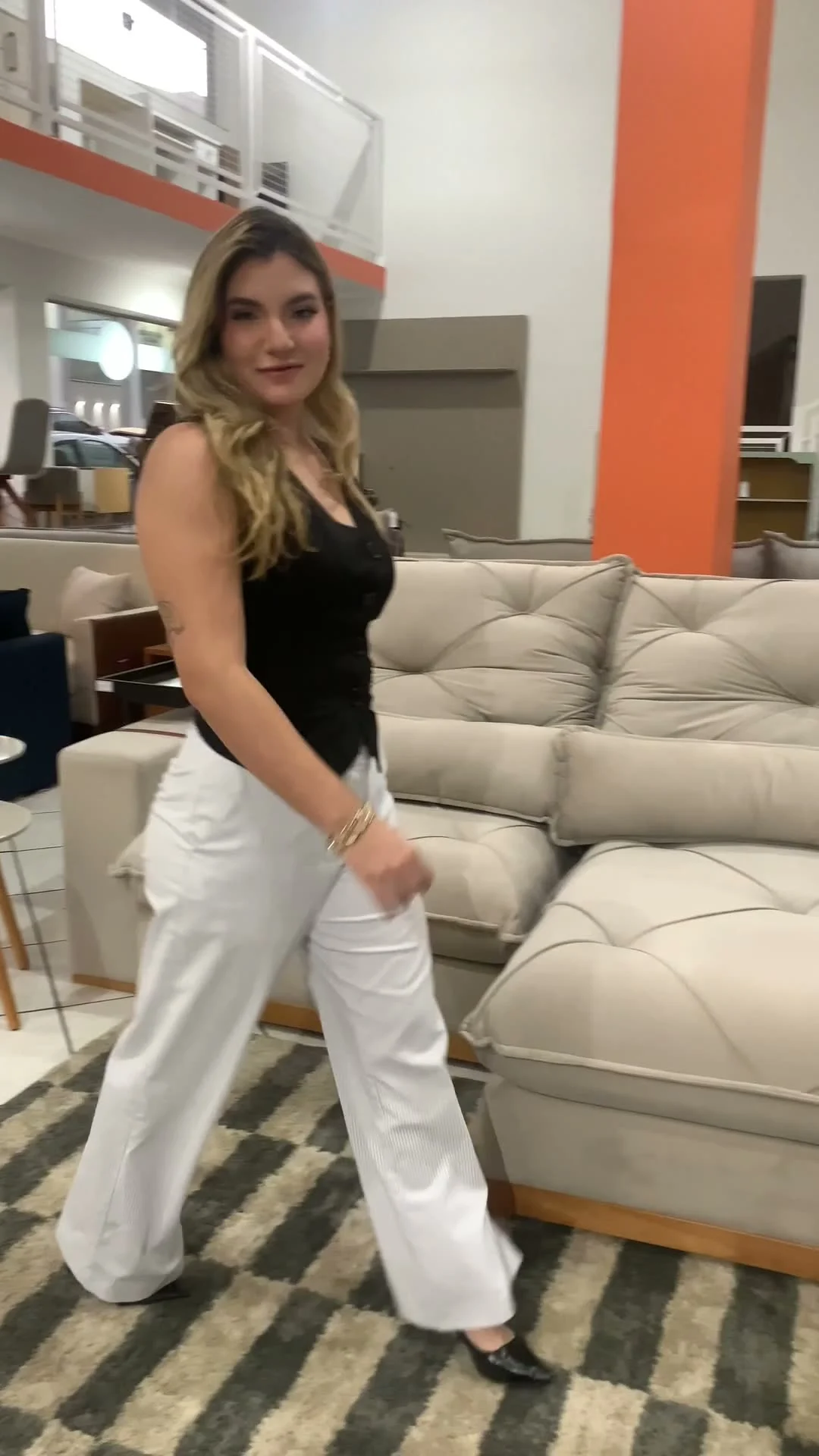 Vídeo: sofás no showroom da 1001 Projetos